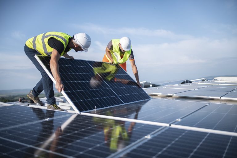 Benefits of Partnering with a Wholesale Solar Panels Distributor USA